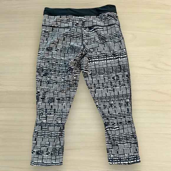Nike Dri-Fit Women‎ Legging Black White Geometric Elastic Waist crop size large - Picture 3 of 8